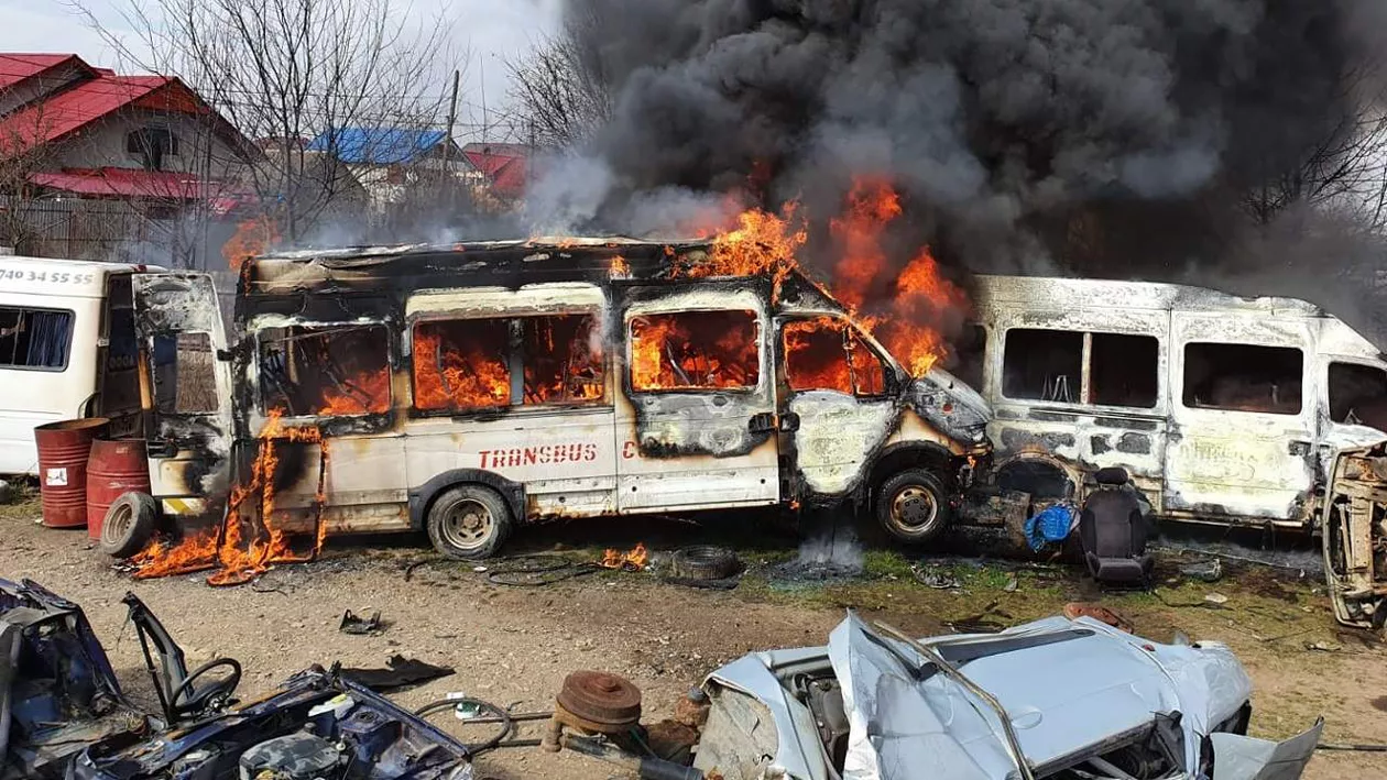 Incident grav în România: Un microbuz a ars ca o torţă la Onești (FOTO)