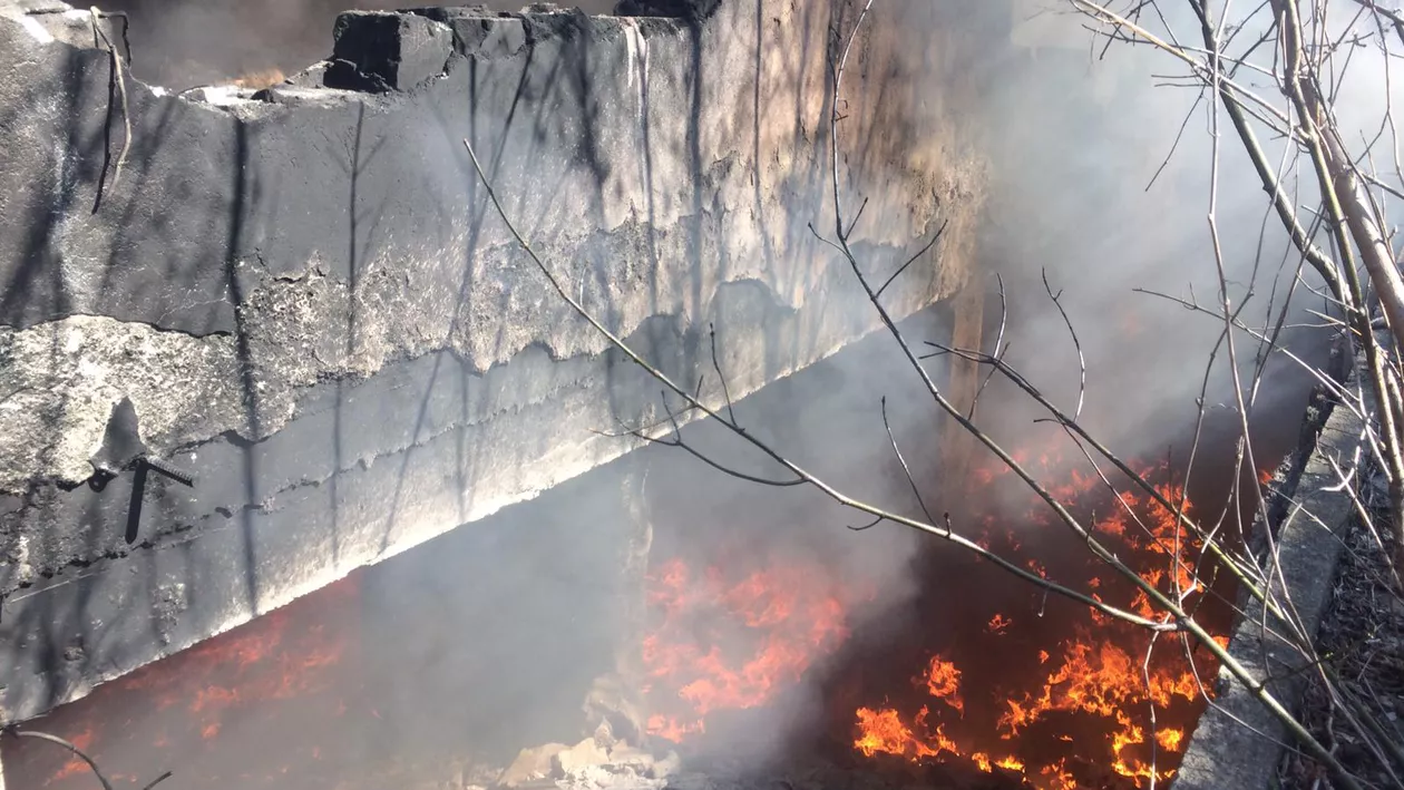 Un nou incendiu la clădirea părăsită din cartierul Chitila. Ard sacii cu gunoi menajer, iar flăcările s-au extins pe 100 de metri pătrați
