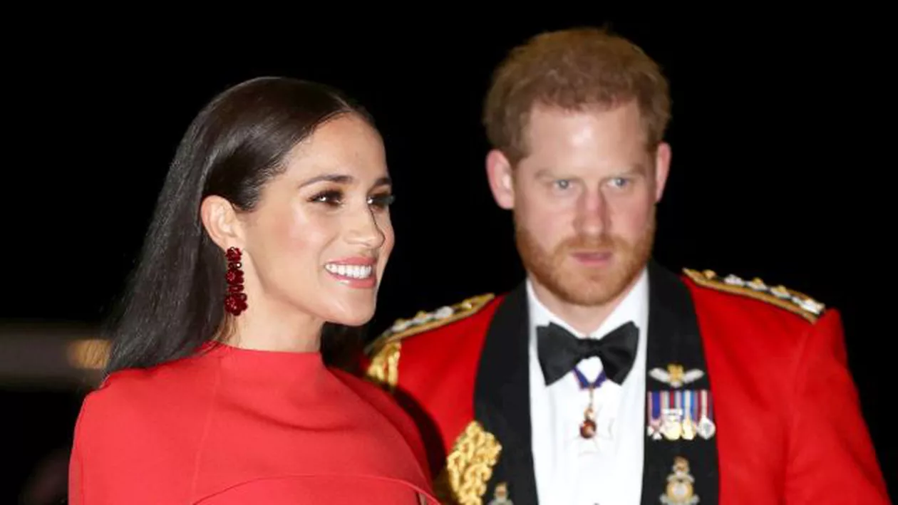 Prinţul Harry a îmbrăcat pentru ultima data uniforma de Căpitan al Marinei Regale. Meghan Markle l-a ţinut strâns de mână în timpul evenimentului (GALERIE FOTO)