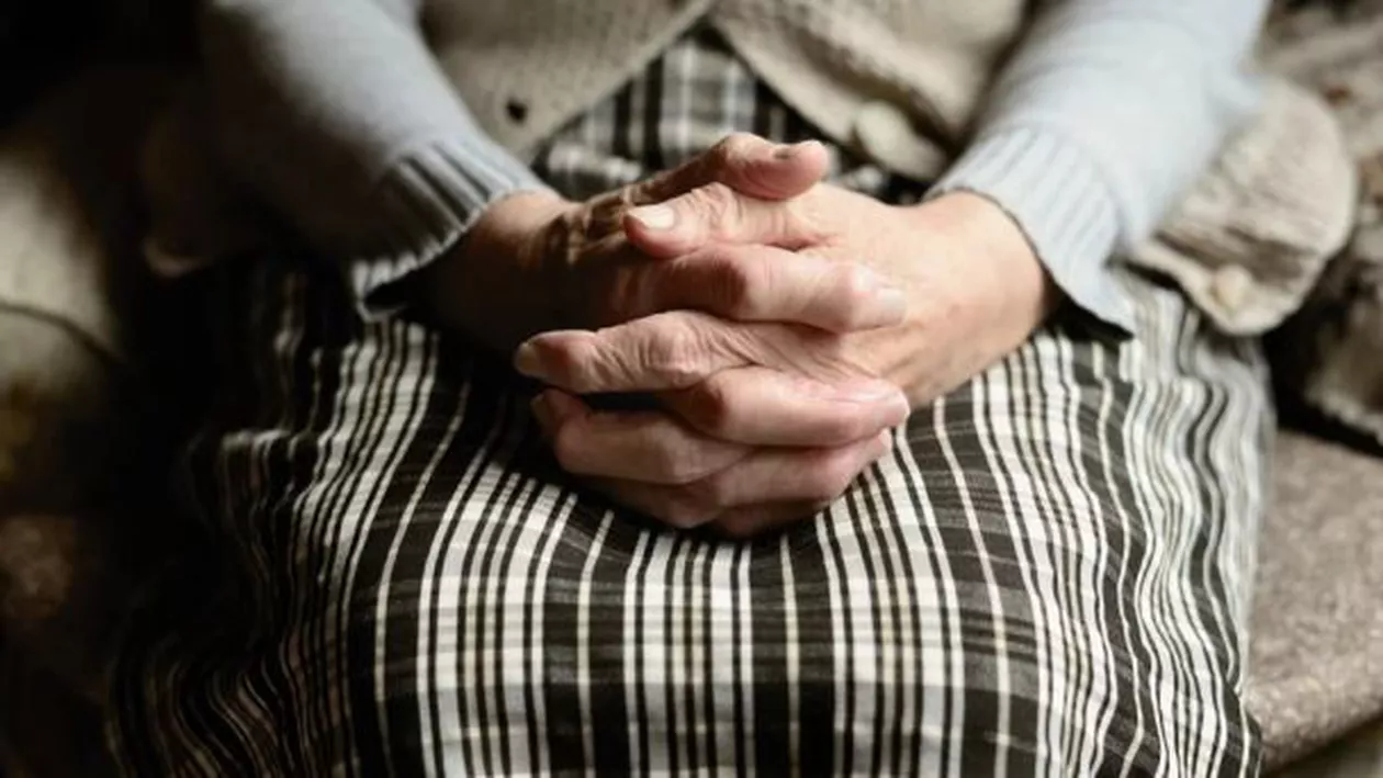 CORONAVIRUS | Sfaturile de prevenție ale specialiștilor germani. Care sunt grupele de risc și cum pot fi ajutate: „Nu mai lăsați copiii în grija bunicilor”