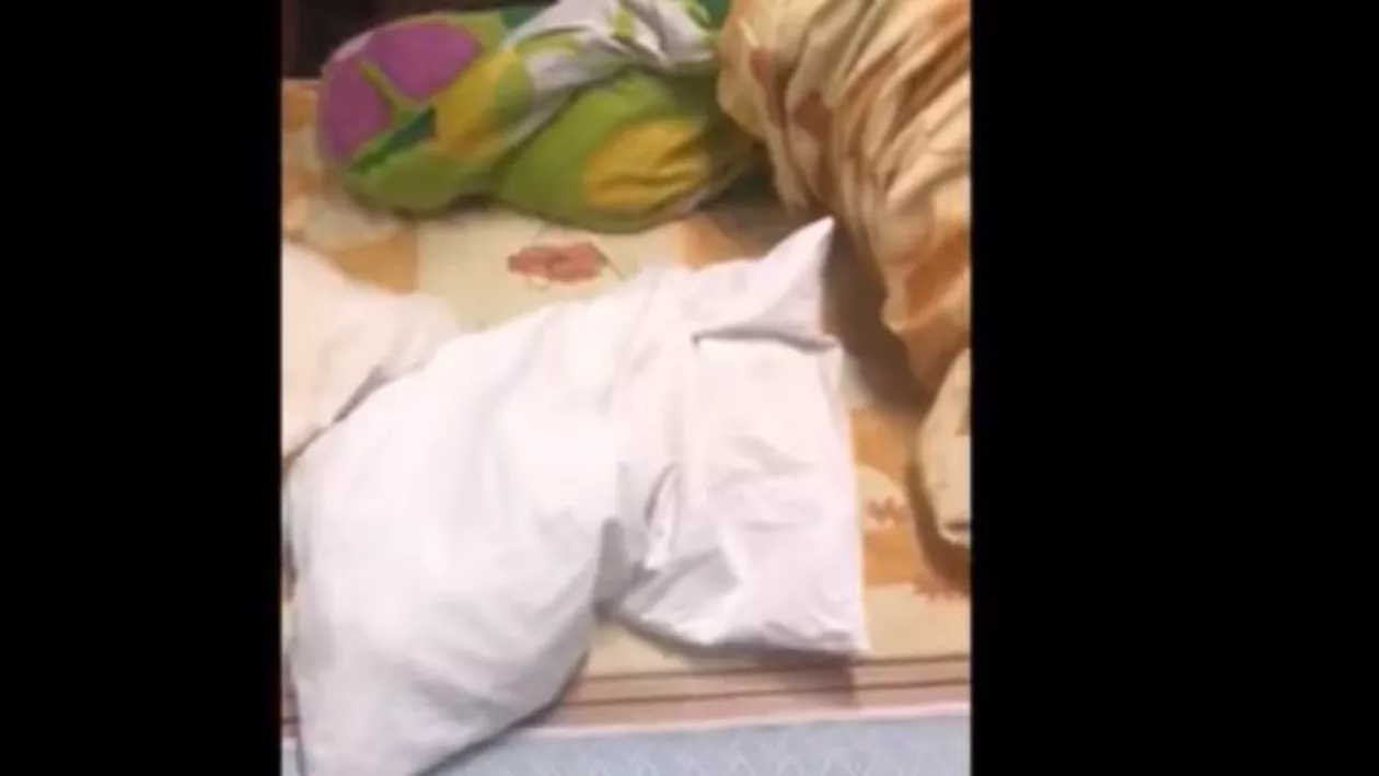 Imagini șocante dintr-un centru de carantină din Bihor: Nu a fost dezinfectat înainte, paturile miros a urină, nu a venit niciun medic