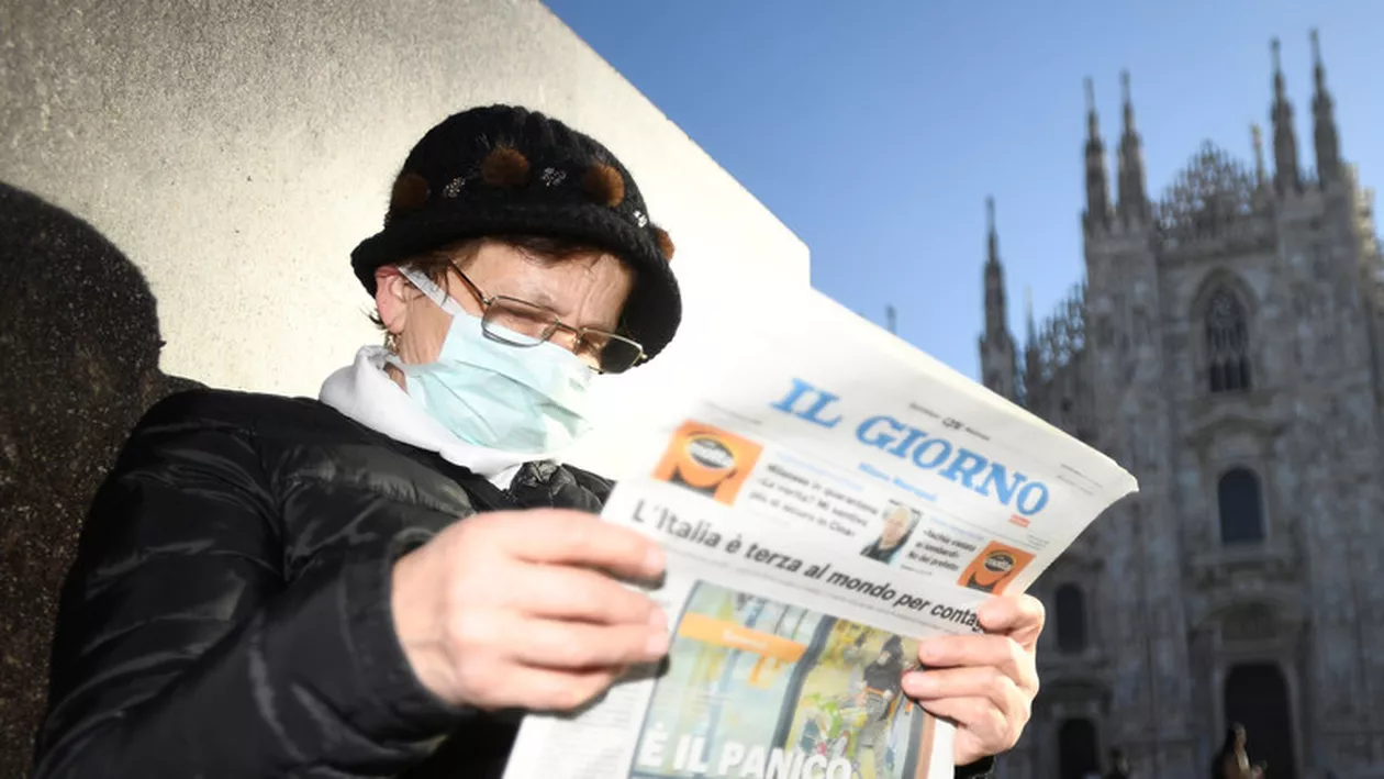 VIRALUL ZILEI: În vremea coronavirusului, locuitorii unui cartier din Napoli cântă la unison din balcoane în semn de solidaritate (VIDEO)