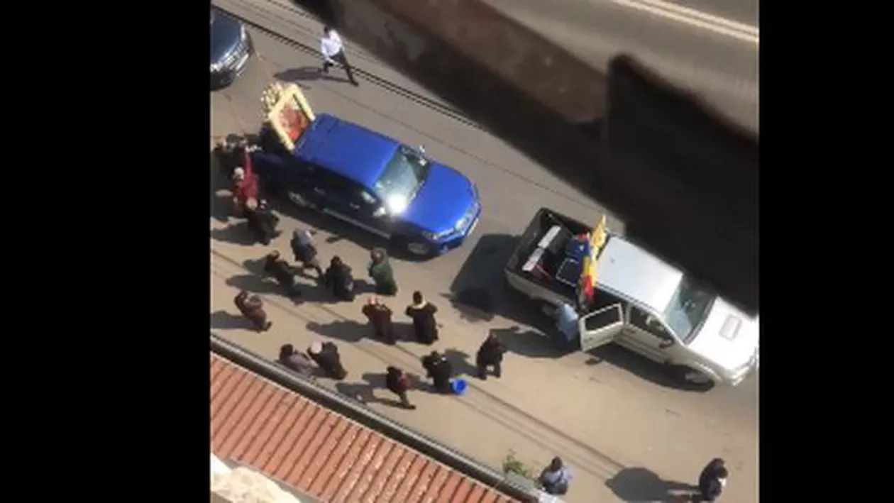Apelul autorităților la izolare, ignorat total în Focșani: Icoană Făcătoare de Minuni, plimbată prin oraș. Mai mulți oameni s-au strâns să atingă mașina (VIDEO)