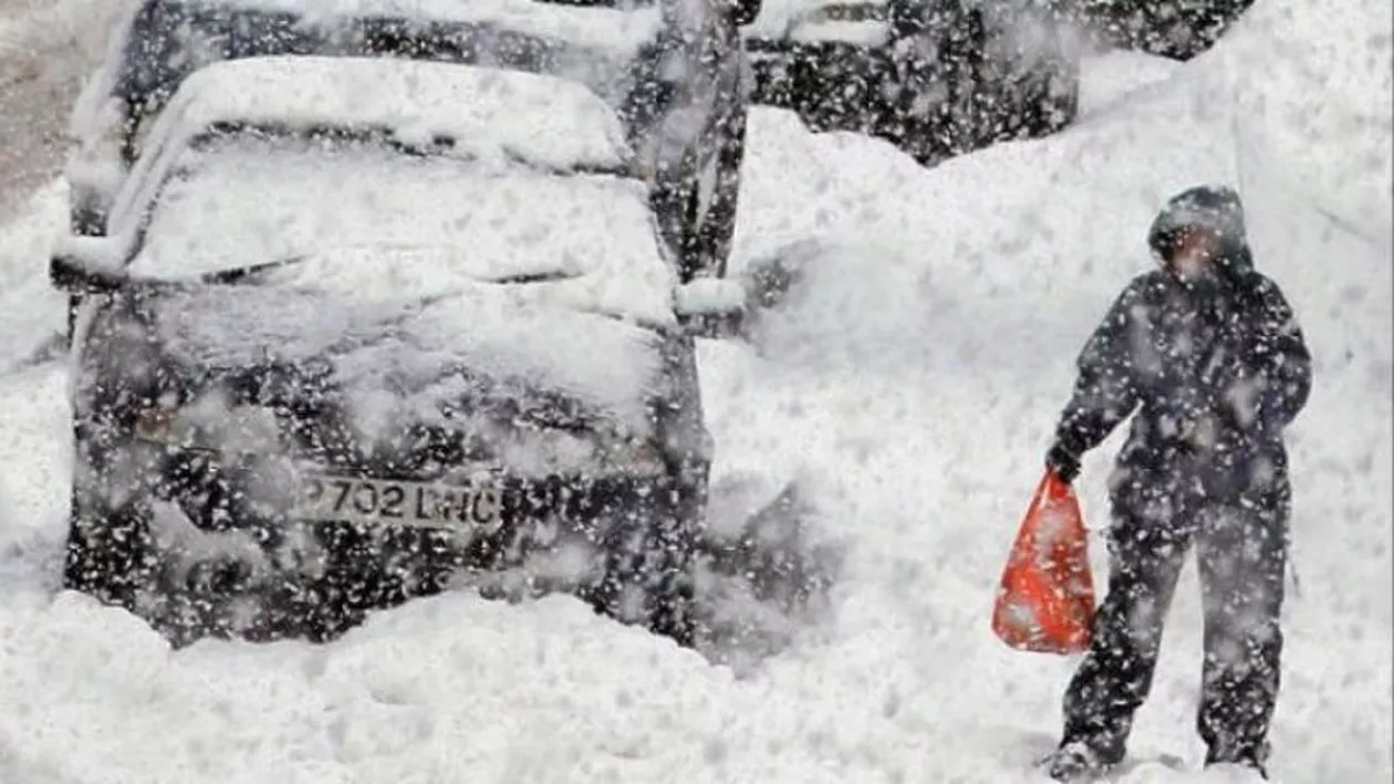 Vremea se răceşte considerabil în toată ţara. Meteorologii au emis coduri galbene și portocalii. Unde ninge