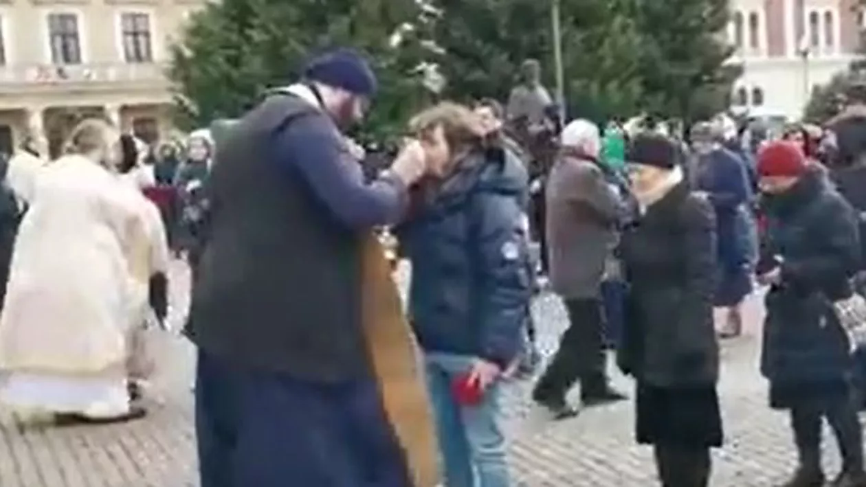 Noi dezbateri și controverse după ce la Cluj preoții au împărtășit credincioșii cu aceeași linguriță. Care ar putea fi motivele. ”Acum noi sperăm, totuși, că niciunul nu o fi avut coronavirus” (VIDEO)