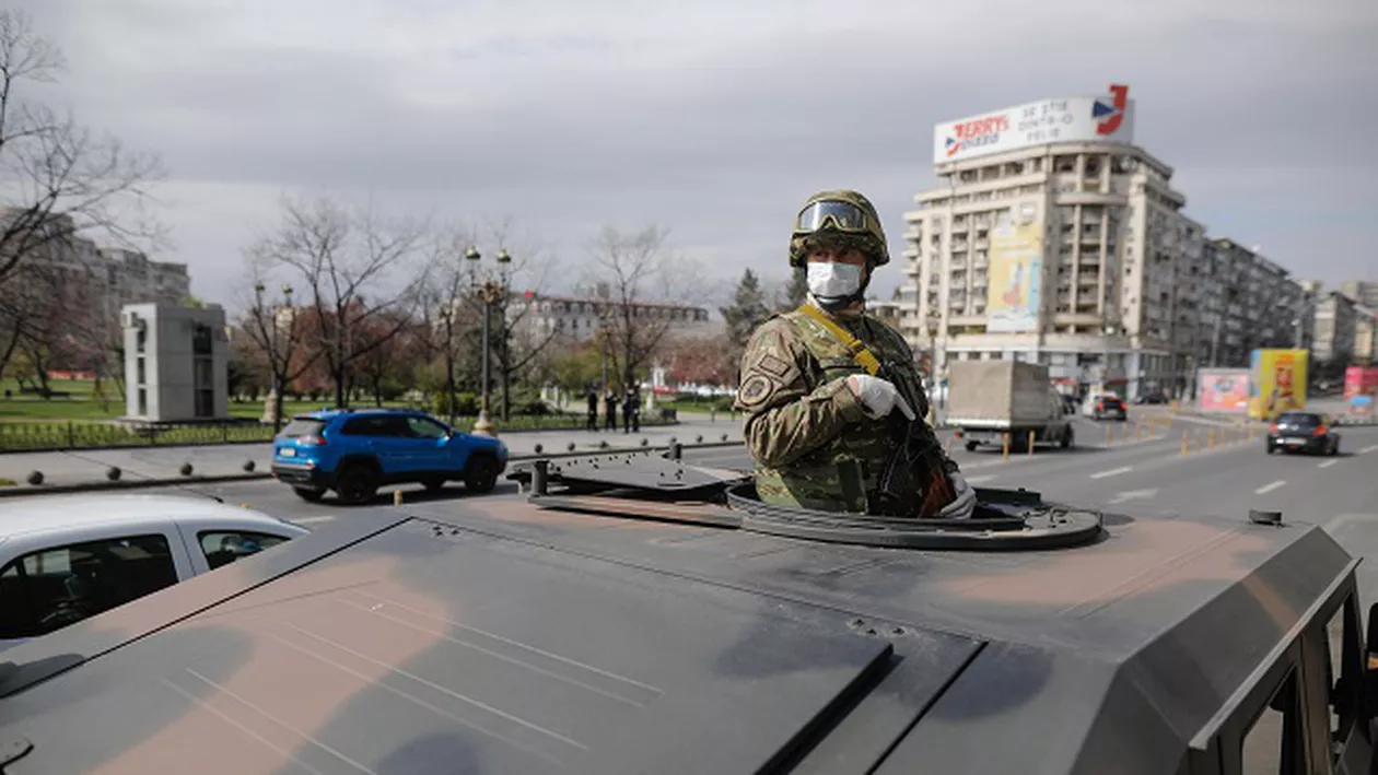 România, în război cu COVID-19 pe timp de pace: Imagini cu Armata Română, care a pornit pe străzile Capitalei pentru a se asigura că bucureștenii respectă carantina (VIDEO)