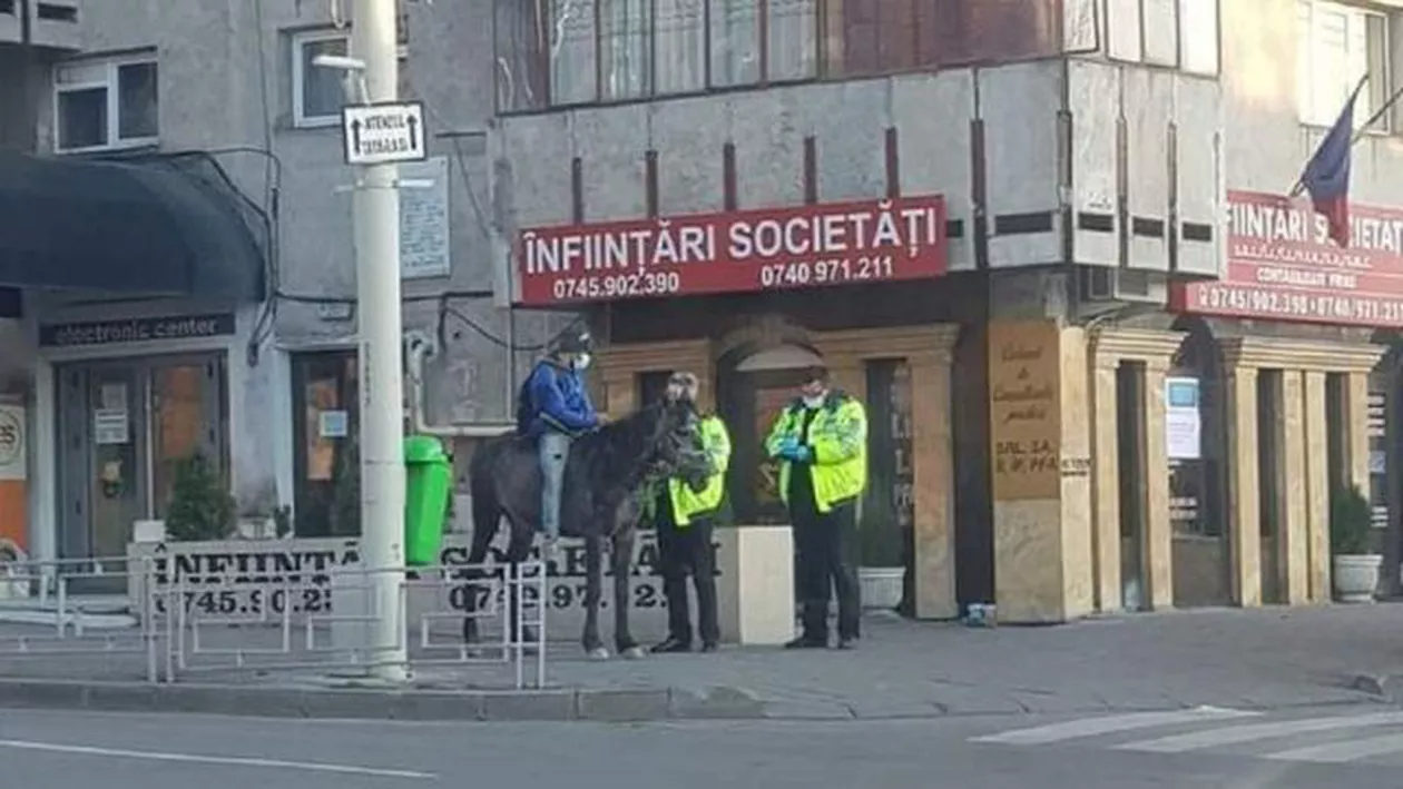Un bărbat din județul Iași nu a mai ținut cont de noile restricții impuse. El s-a deplasat călare pe cal până în centrul orașului ca să își viziteze soția și bebelușul nou născut (FOTO)