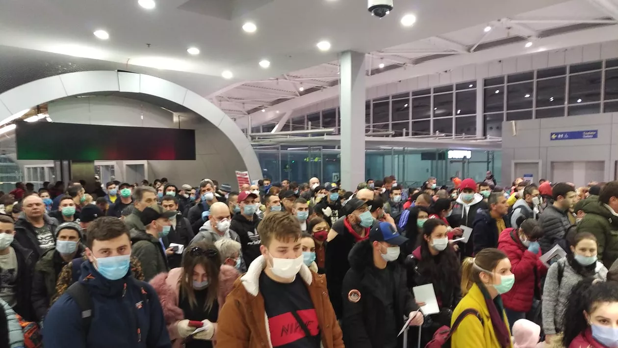 Haos pe aeroportul Otopeni. Zeci de oameni se înghesuie la punctele de control, fără a se respecta măsurile împotriva pandemiei (FOTO)