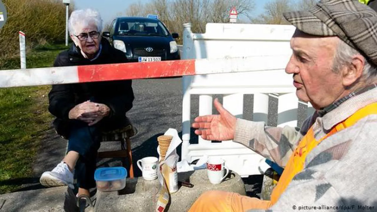 Dragoste în vremea COVID-ului: Doi octogenari se întâlnesc zilnic la frontiera de la Aventoft. Povestea lor a impresionat o lume întreagă (FOTO)