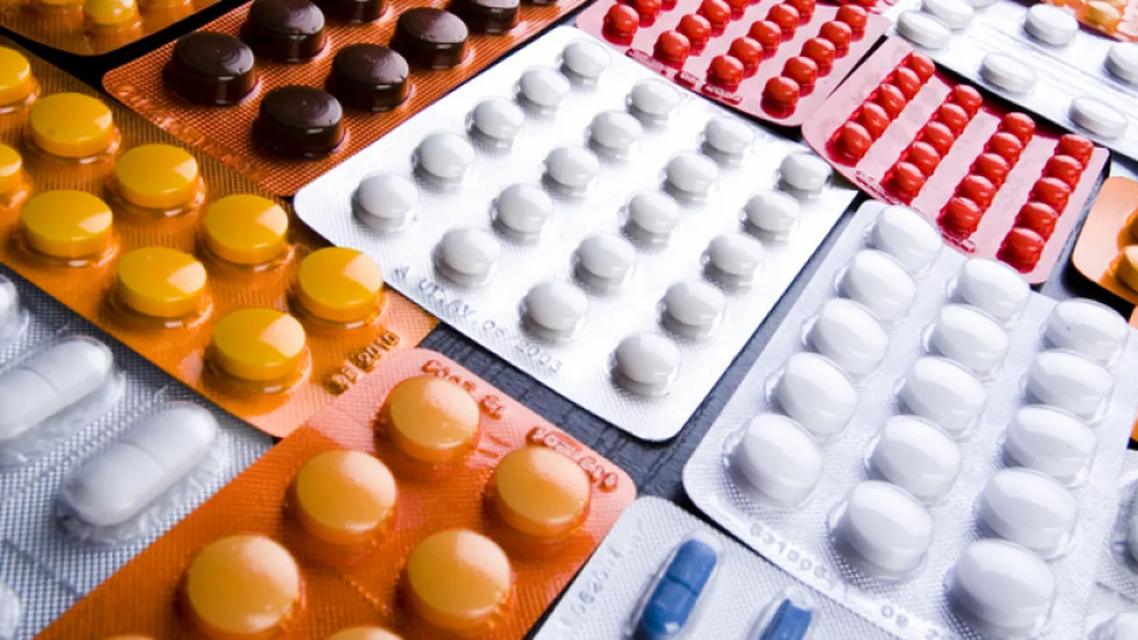 Românii și-au făcut stoc de medicamente acasă, de teama COVID-19. Colegiului Farmaciștilor recomandă limitarea achiziționărilor / Câte cutii de Paracetamol se pot produce pe lună în ţara noastră