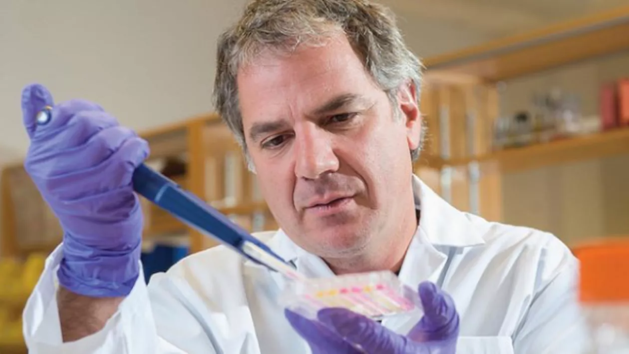 Virusologul care a lucrat la vaccinul împotriva Ebola și Zika, caută un leac pentru COVID-19. Situația este mai gravă acum, iar tratamentul va costa miliarde de dolari