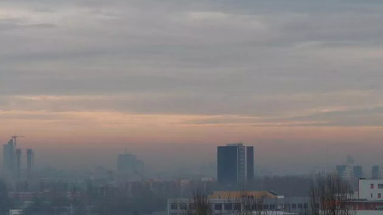 Fumul degajat de incendiul din Periș va mai rămâne deasupra Capitalei. ANM: „Evoluția norului va fi de relativă staționare și dispersie, apoi de deplasare ușoară”
