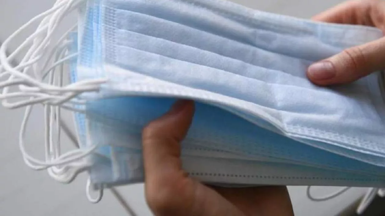 Ce preț au măștile chirurgicale fără adaos comercial scoase la vânzare de eMag și Altex