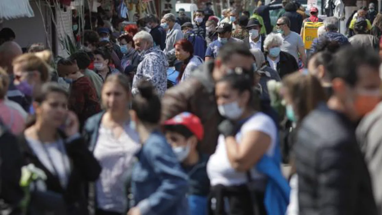 Culmea ignoranței - Să te îmbulzești în Piața Obor, în plină epidemie de coronavirus. Ce au înțeles unii români din pericolul COVID-19 (FOTO)