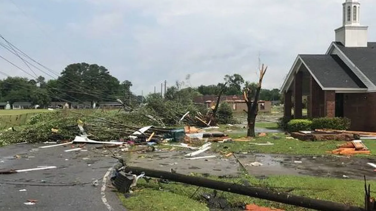 SUA, lovite de tornade puternice. Oamenii rămași fără locuințe riscă să se contracteze coronavirus din centrele de adăpost comunitare