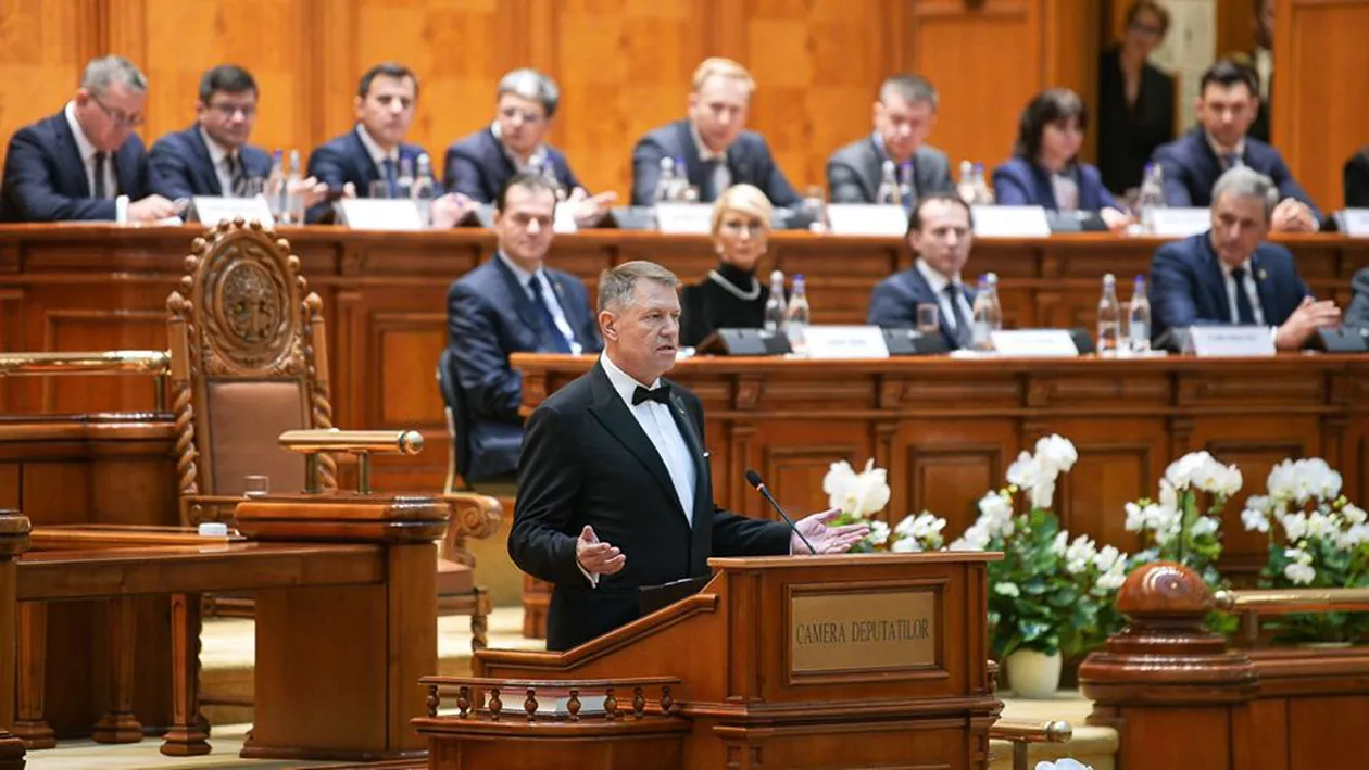 Decretul de prelungire a stării de urgență cu încă de 30 zile a fost emis. Iohannis: Relaxarea restricțiilor, cerută cu inconștiență de unii politicieni, ar facilita răspândirea coronavirusului. Școlile rămân închise