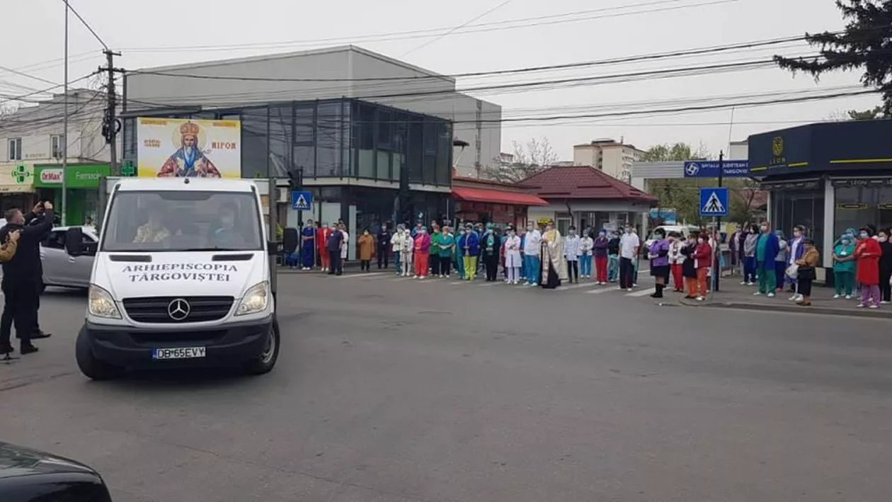 Cadrele medicale din Târgoviște s-au îmbulzit la moaştele Sfântului Nifon, aduse în faţa spitalului. Câte reguli ale Stării de Urgenţă au fost încălcate... (FOTO, VIDEO)