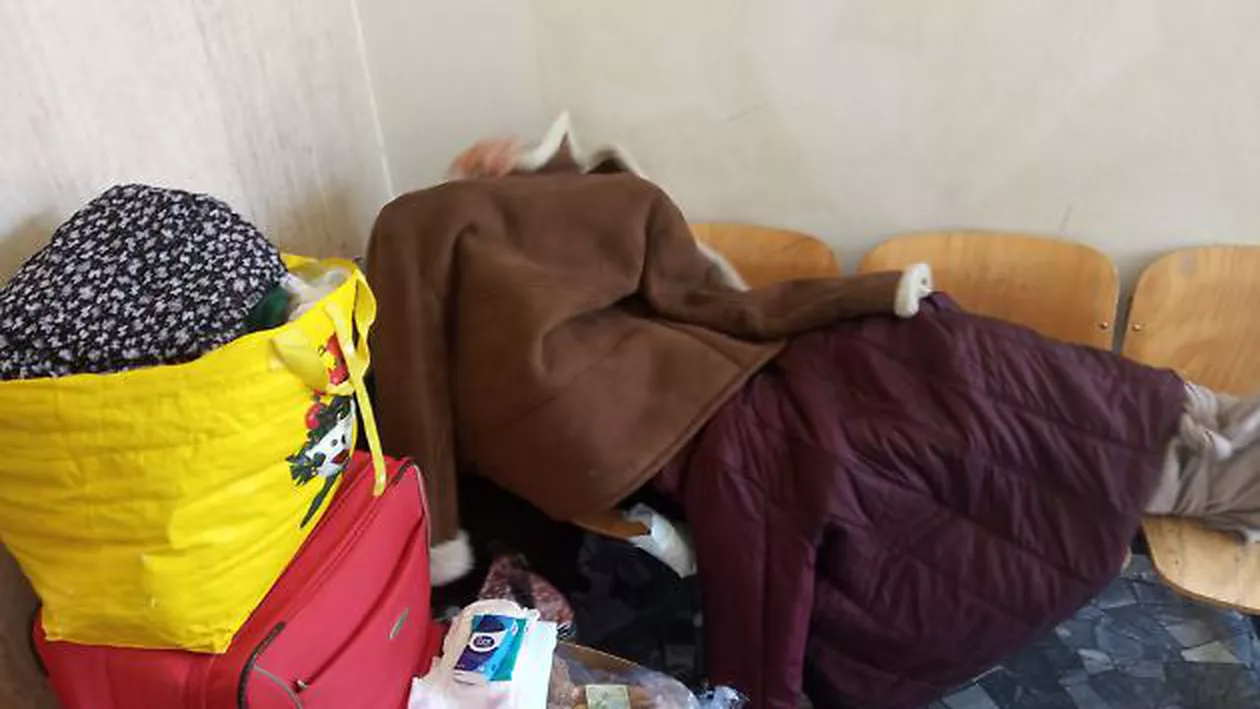 CRIZA CORONAVIRUSULUI: O româncă doarme de o lună în sala de așteptare a unei gări din Italia