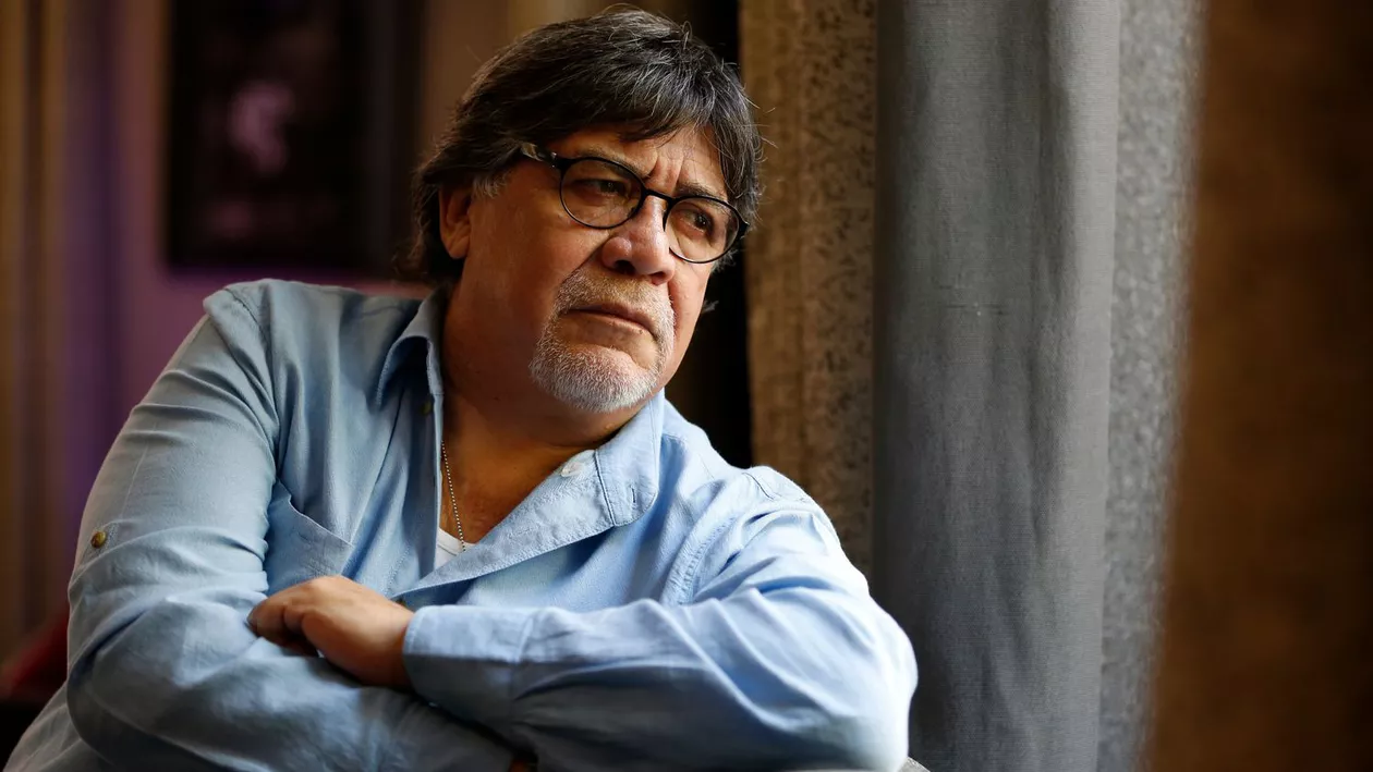 Scriitorul chilian Luis Sepulveda a murit din cauza infectării cu coronavirus, într-un spital din Spania