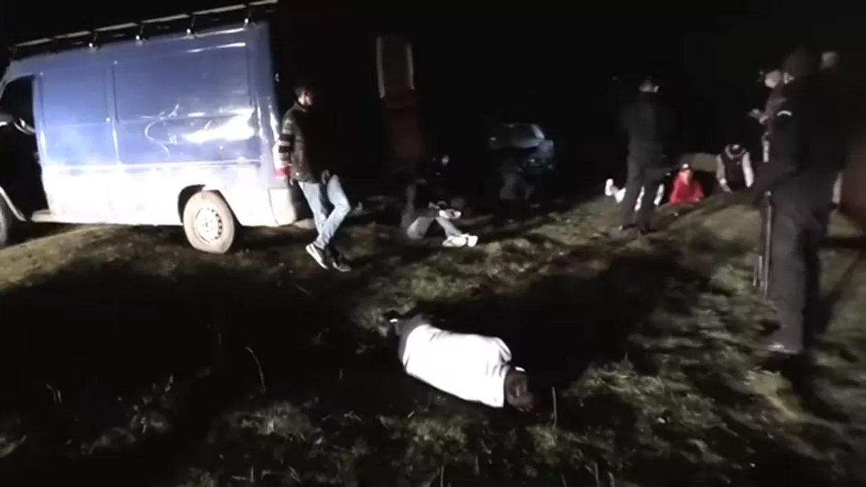 În ciuda restricțiilor, 16 persoane au fost surprinse cu o dronă la un grătar lângă comuna carantinată Pătrăuți din Suceava. Autoritățile le-au amendat cu 30.000 de lei (VIDEO)