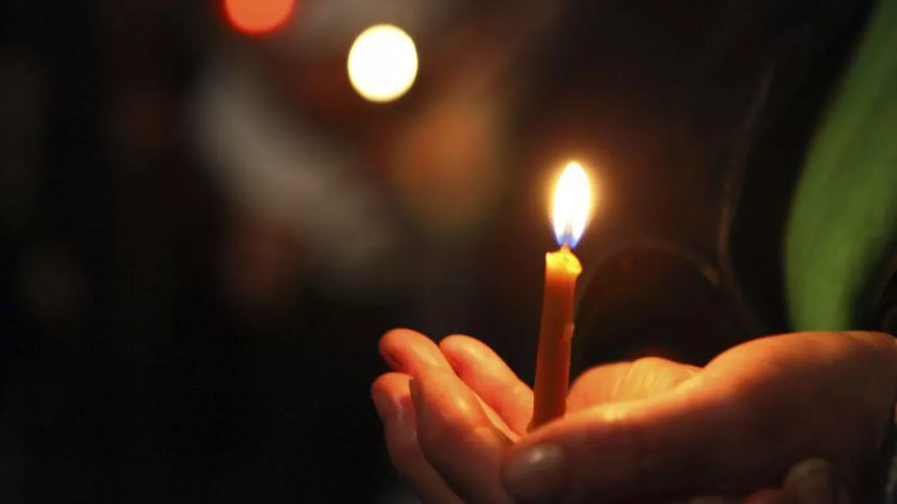 UPDATE // Lumina Sfântă a ajuns în România și va ajunge la credincioși în condițiile speciale prevăzute de acordul pentru Paște încheiat între MAI și BOR