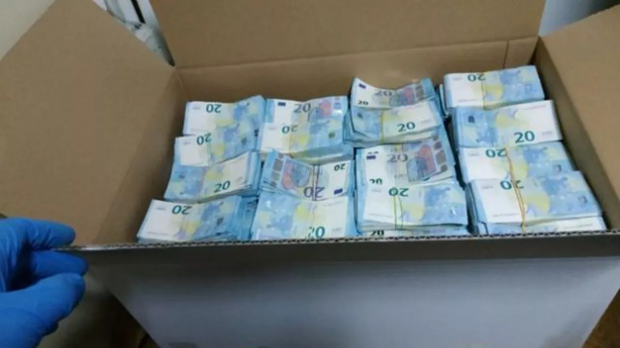 Peste 1,5 milioane de euro, descoperiți de vameșii moldoveni într-un TIR care venea din România. Cum au trecut cele șase colete cu bani fără a fi depistate de organele de control de la Albița
