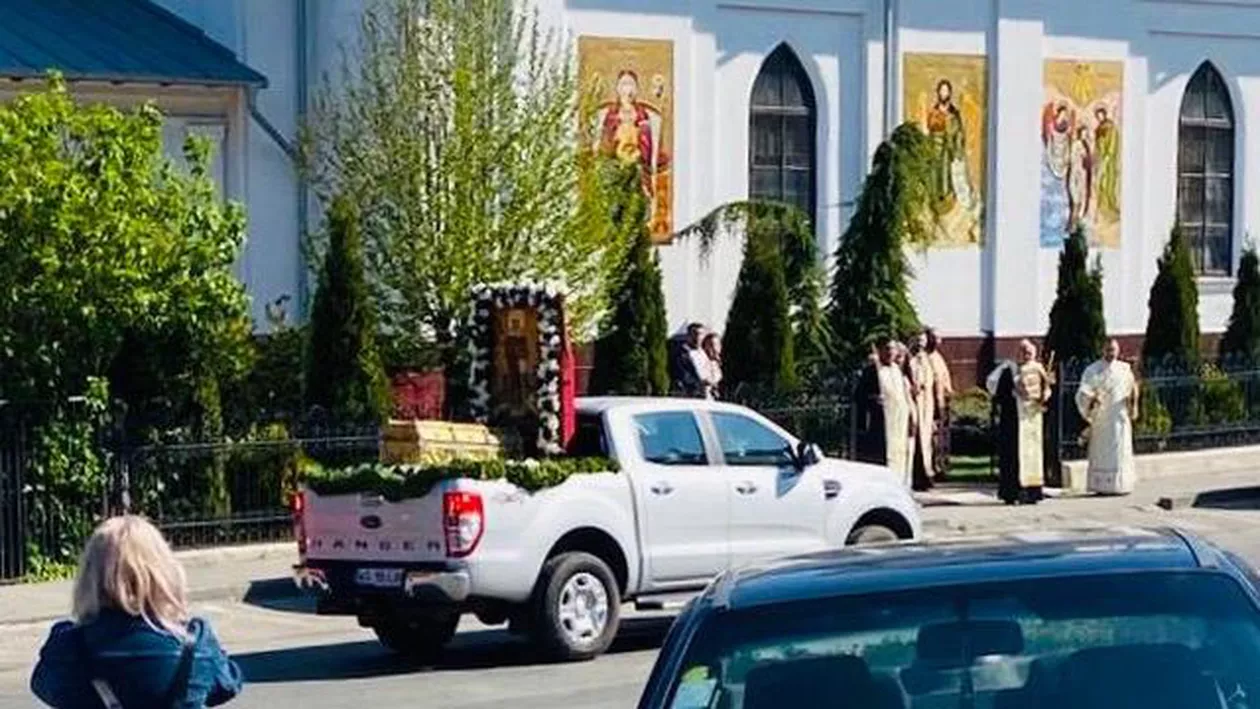 CORONAVIRUS | Moaştele Sfintei Filofteia scoase prin judeţul Argeş (FOTO, VIDEO)