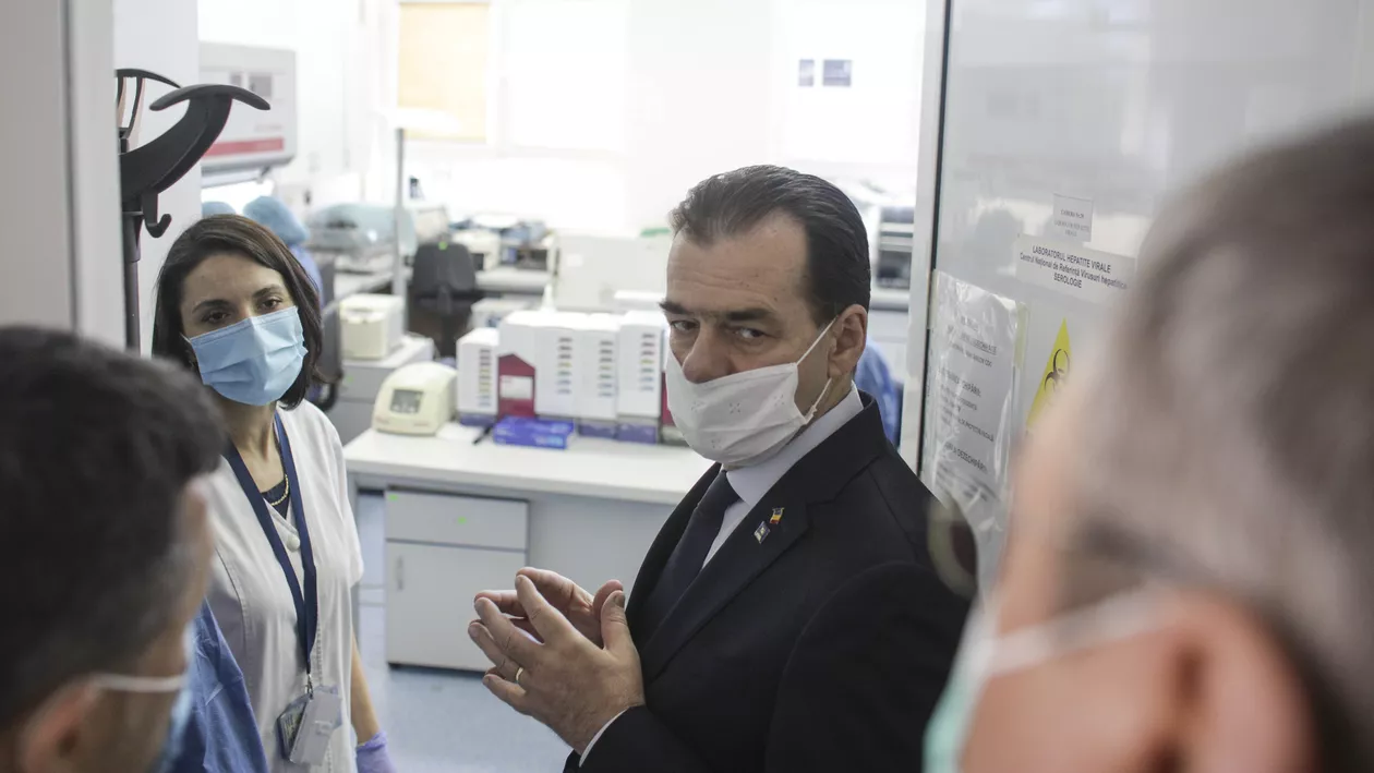 CORONAVIRUS | Ludovic Orban, vizită de lucru la Institutul Cantacuzino: Există o capacitate de 500 de teste pe zi care poate fi crescută în funcție de necesități (VIDEO)
