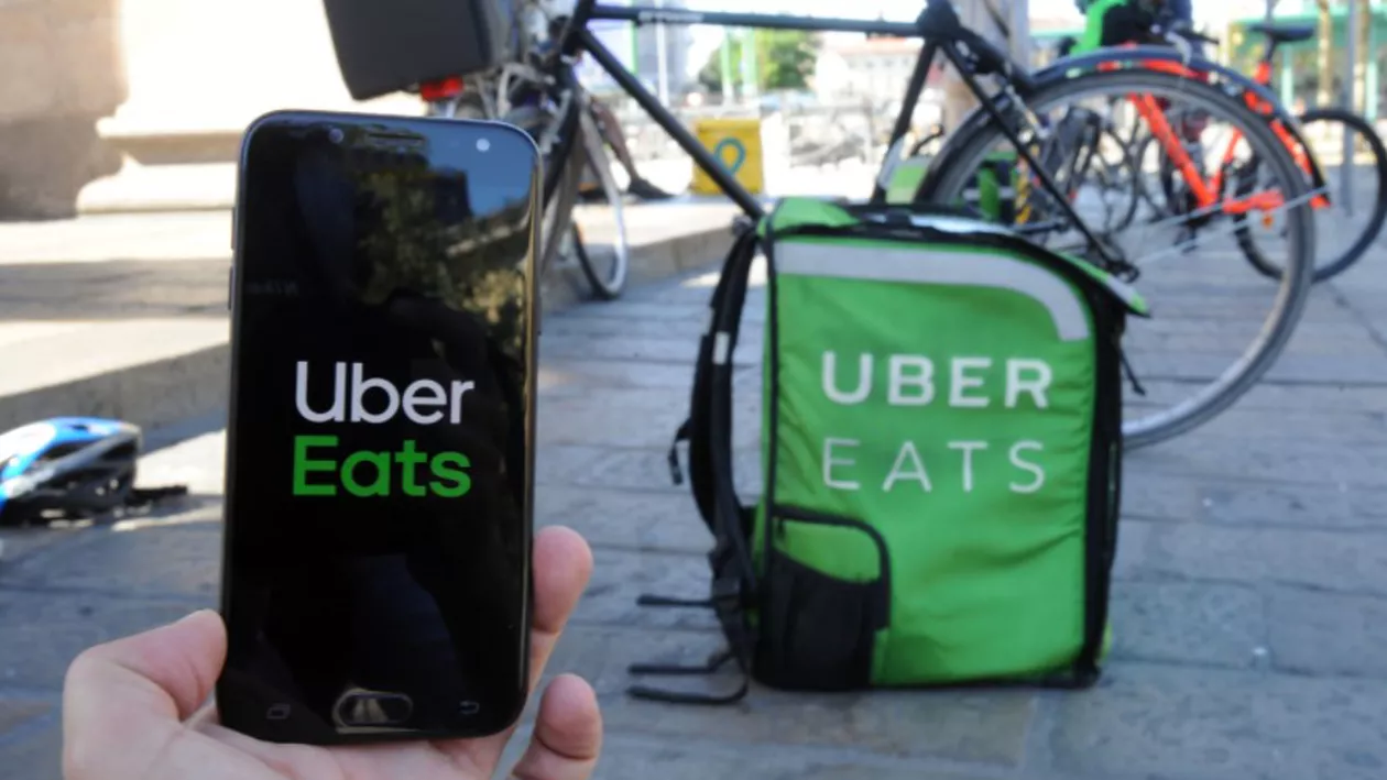 Uber Eats, platforma de livrare a mâncării la domiciliu, se retrage din România la începutul lunii iunie. Ce alternative rămân disponibile