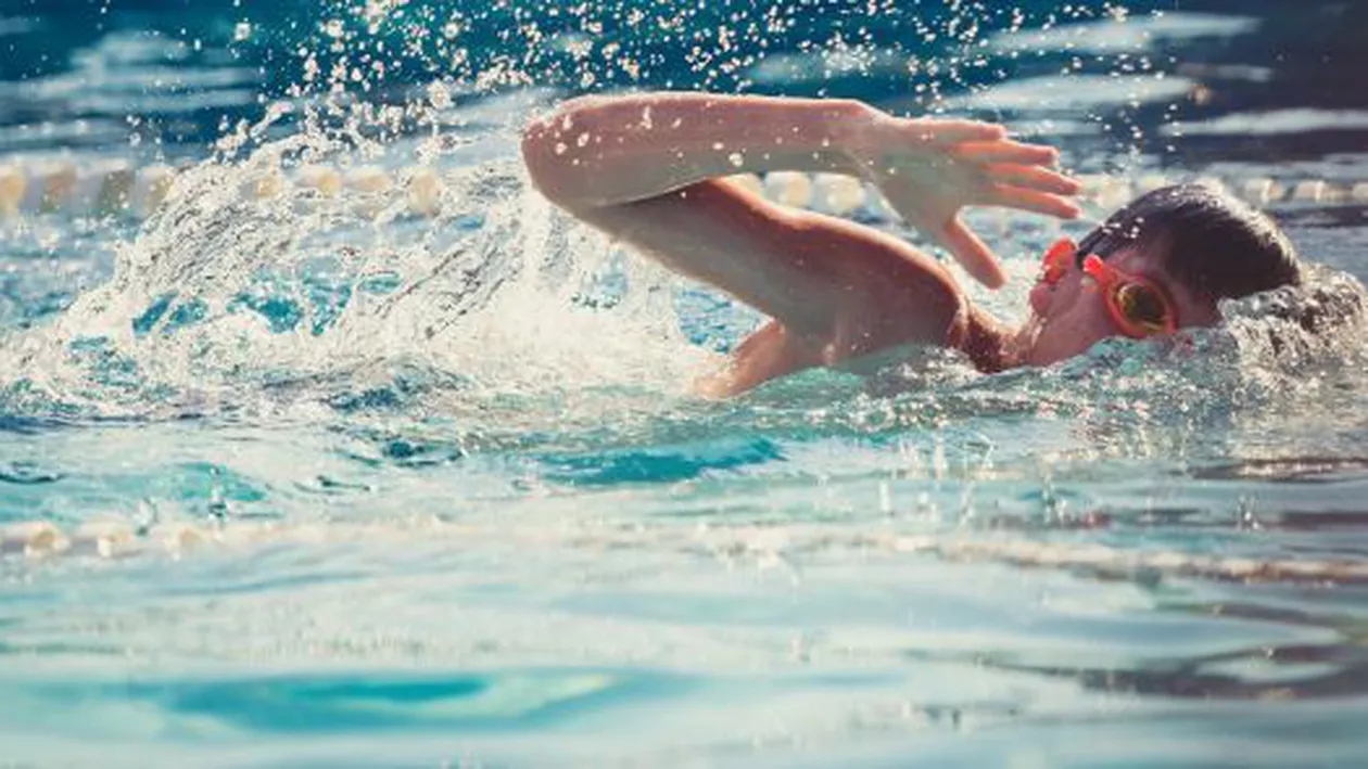 Există riscul să te infectezi cu noul coronavirus la piscină? Iată ce spune profesorul Alexandru Rafila