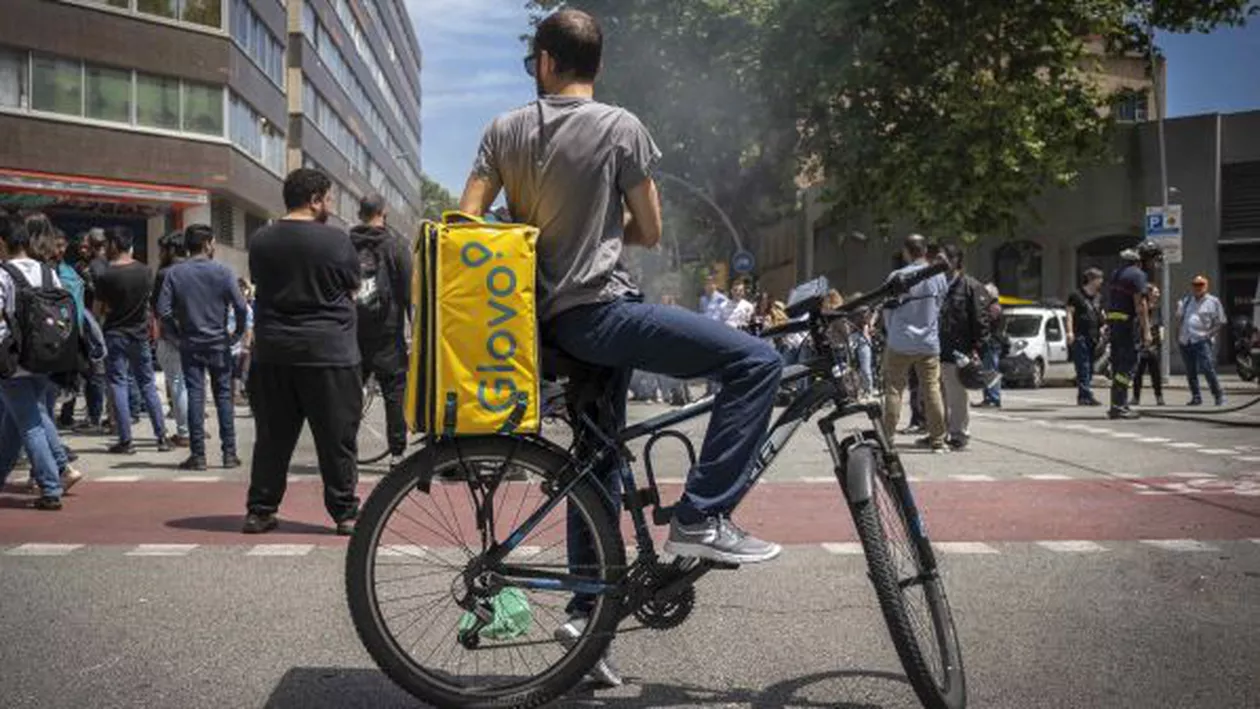 Suma pe care o câștigă un curier Glovo pe timp de pandemie. Iată câți bani face într-o săptămână, în București