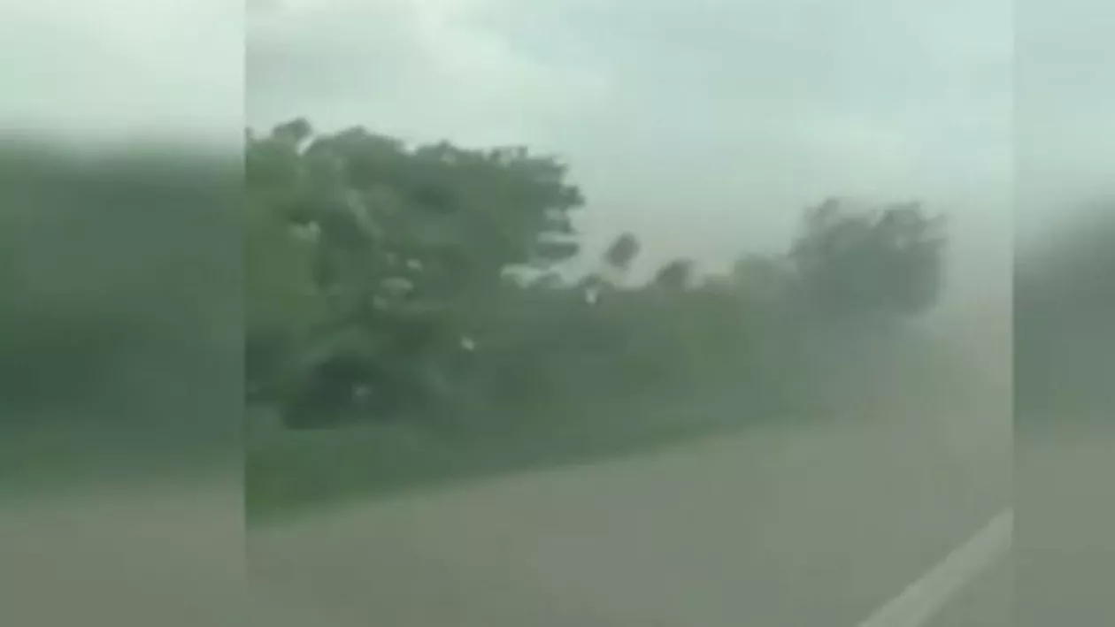 Furtună de nisip în Botoșani, filmată de șoferi prinși în trafic / ANM a emis cod portocaliu de vijelii pentru mai multe județe (VIDEO)