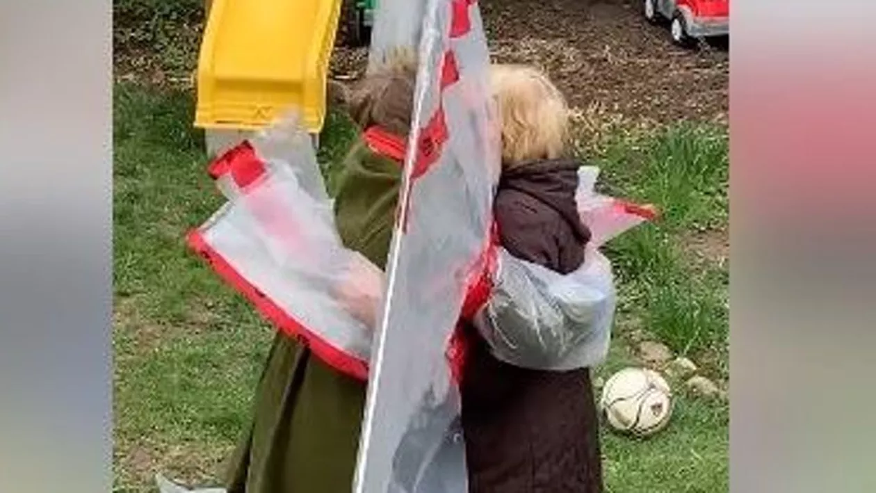 CORONAVIRUS: O ”mănușă pentru îmbrăţişări”, inventată de o femeie care a vrut să-şi strângă mama în braţe (VIDEO)