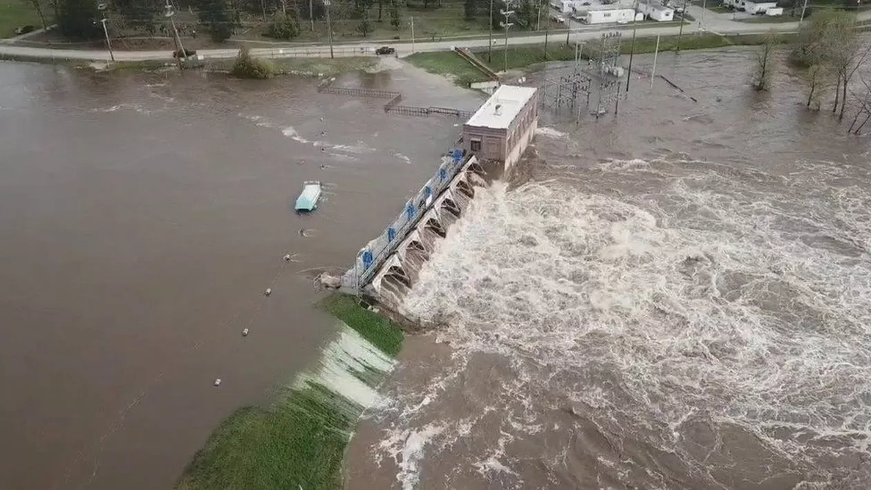 SUA | Inundații istorice în statul Michigan după fisurarea a două baraje (VIDEO)