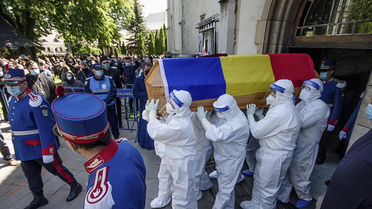ÎPS Pimen, înmormântat vineri la Mănăstirea Sihăstria Putnei. Sute de credincioși, purtând măști, au participat la slujba oficiată de Mitropolitul Teofan și ÎPS Teodosie (GALERIE FOTO)