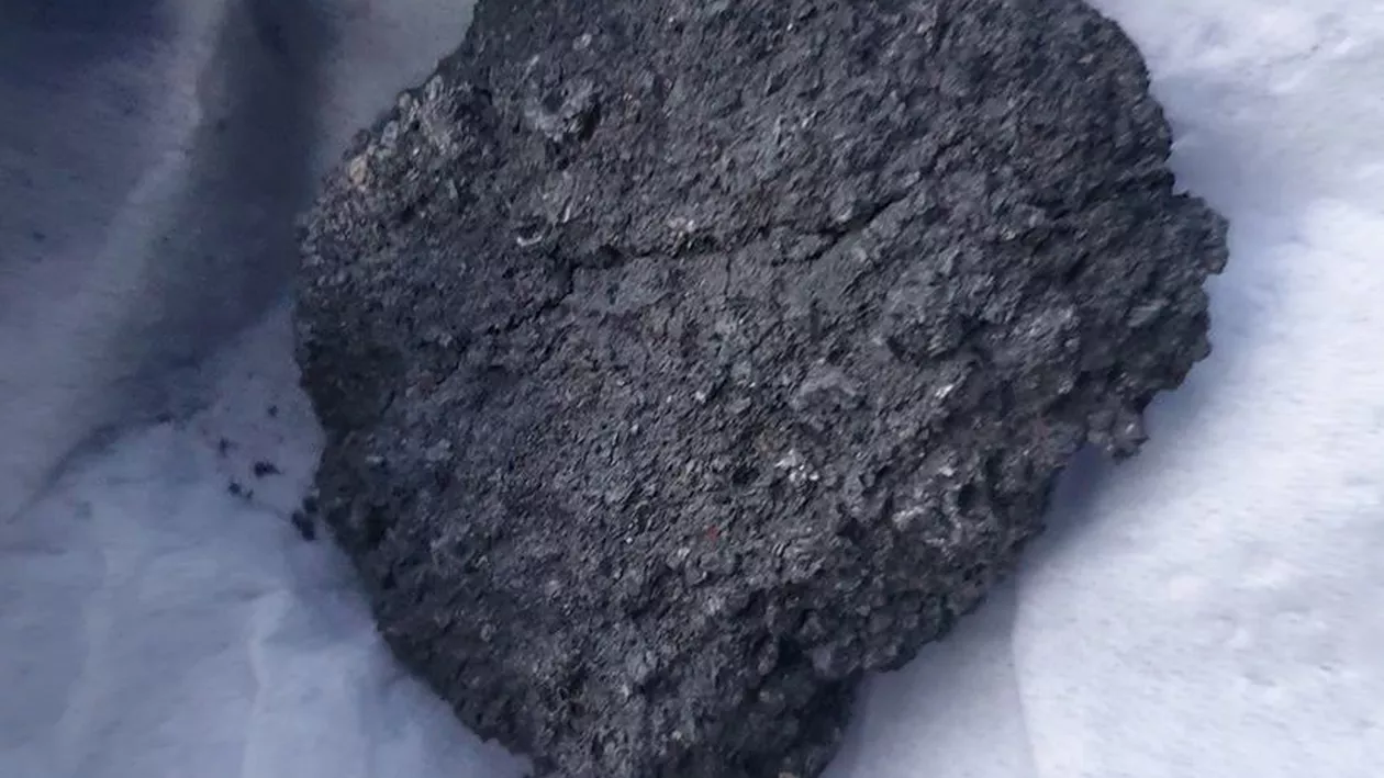 Fragmente posibil provenite de la un meteorit, descoperite la Iași. Profesorul universitar Silviu Gurlui: 'După zgomotul puternic de la impactul cu acoperișul a urmat zgomotul undei de șoc din aer'