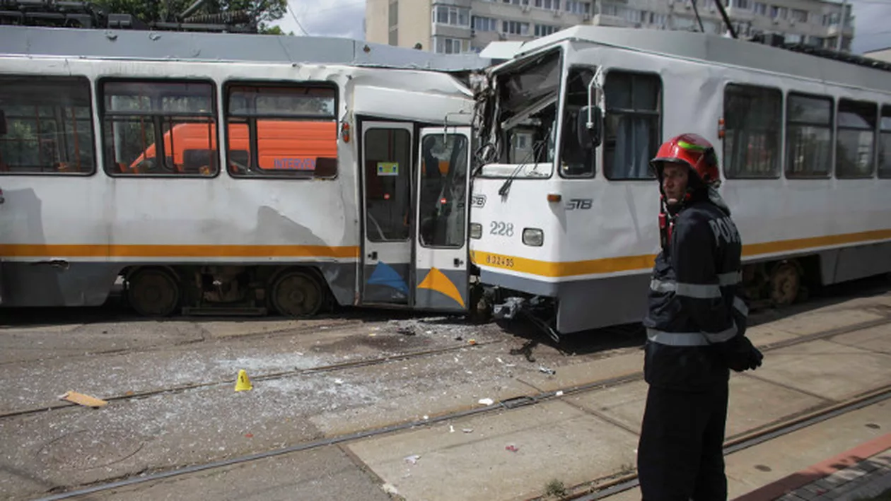 Două tramvaie s-au ciocnit în Capitală. Şapte persoane au fost rănite, şase dintre acestea fiind transportate la spital (FOTO)