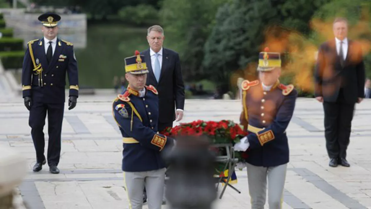 Ziua Eroilor: Președintele Klaus Iohannis a depus o coroană de flori la ”Mormântul Ostașului Necunoscut”, din Parcul Carol I (FOTO, VIDEO)