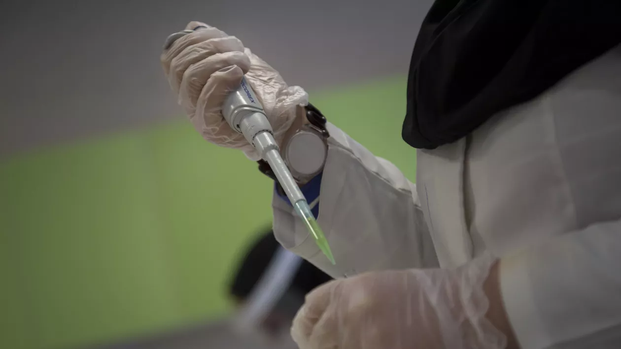 Cercetătorii ruși și-au injectat un vaccin experimental împotriva coronavirusului: Rusia vrea să fie prima țară care descoperă leacul pentru COVID-19