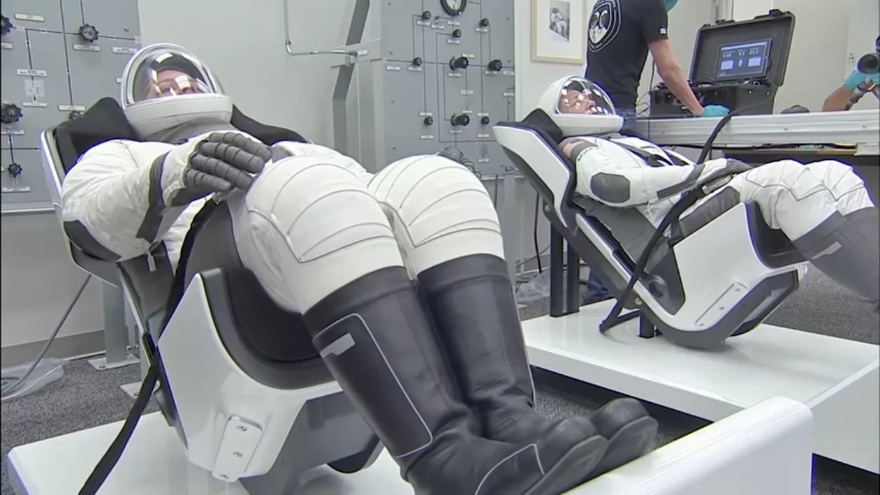 Lansarea SpaceX. Cum arată costumele celor doi astronauți care vor zbura spre Stația Spațială Internațională