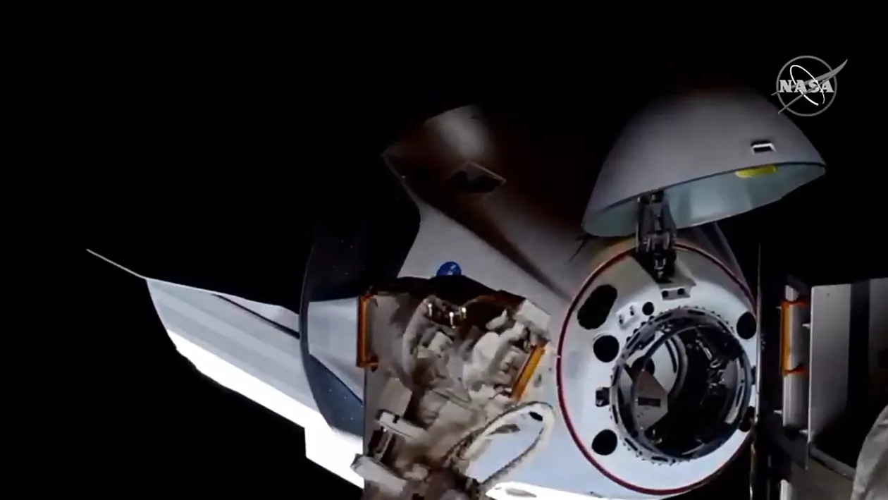Capsula SpaceX Crew Dragon a ajuns cu succes la Stația Spațială Internațională