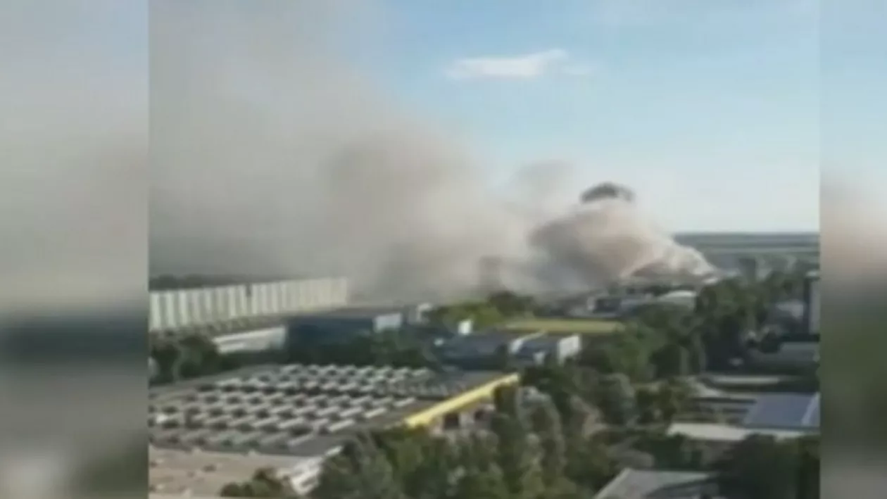 UPDATE // Incendiul violent din sudul Capitalei a fost stins. Flăcările s-au manifestat pe o suprafață de circa 1.000 de metri pătrați, iar numărul forțelor de intervenție a fost impresionant (VIDEO)