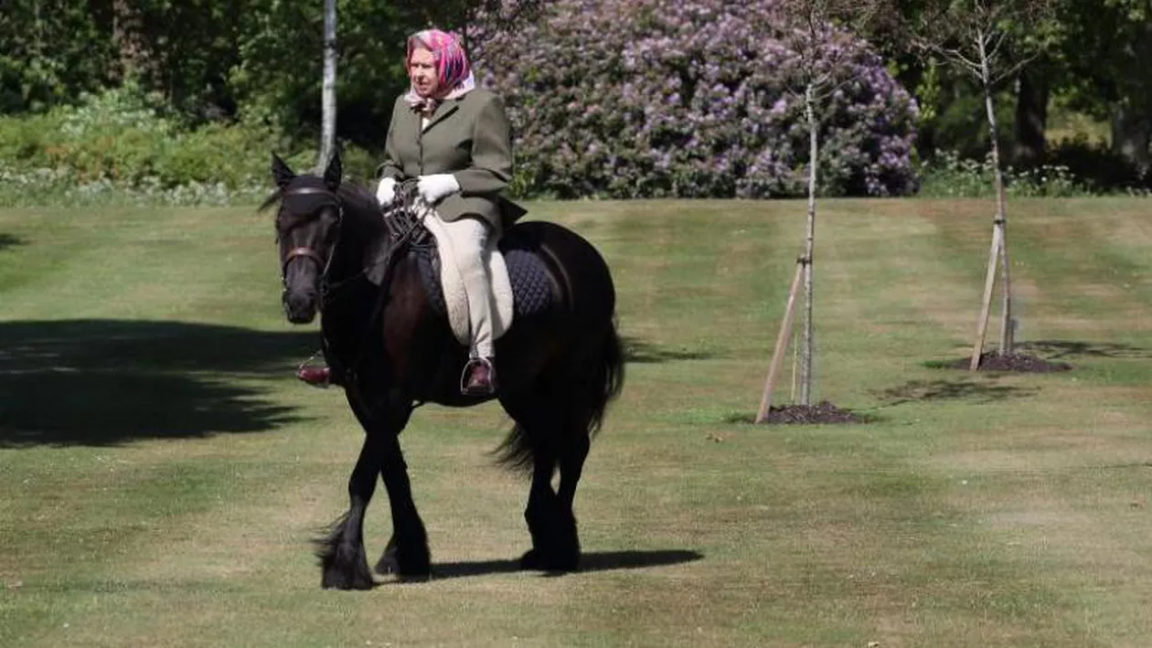 Apariție inedită la Castelul Windsor. La 94 de ani, Regina Elisabeta a II-a călărește în curtea palatului