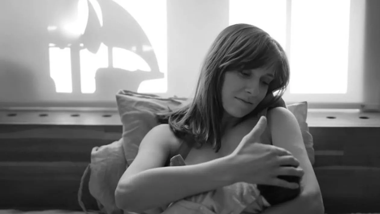 Dana Rogoz, dezvăluiri emoționate despre cum a decurs nașterea fetiței sale, Lia Elena. Fotografii de colecție în care actrița își stânge micuța la piept (GALERIE FOTO)