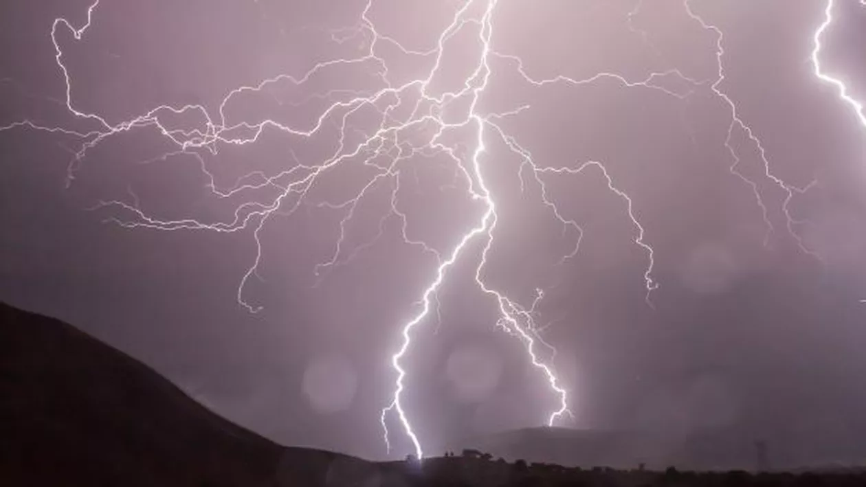 Prognoza meteo, azi, 09 iunie 2020. Ploi torențiale însoțite de descărcări electrice în aceste zone ale țării