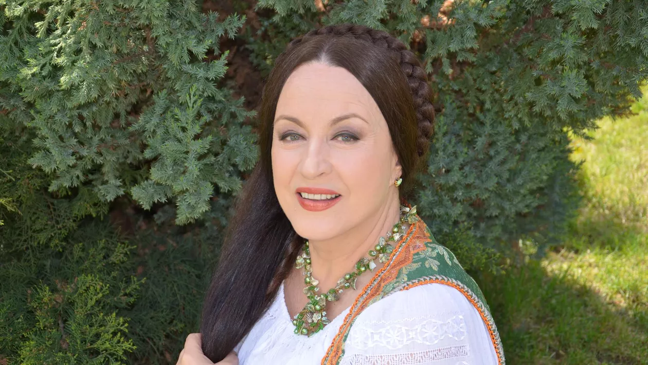 Maria Dragomiroiu, la vârsta de 64 de ani. Care este secretul tinereții ei și ce trucuri de înfrumusețare folosește (GALERIE FOTO)