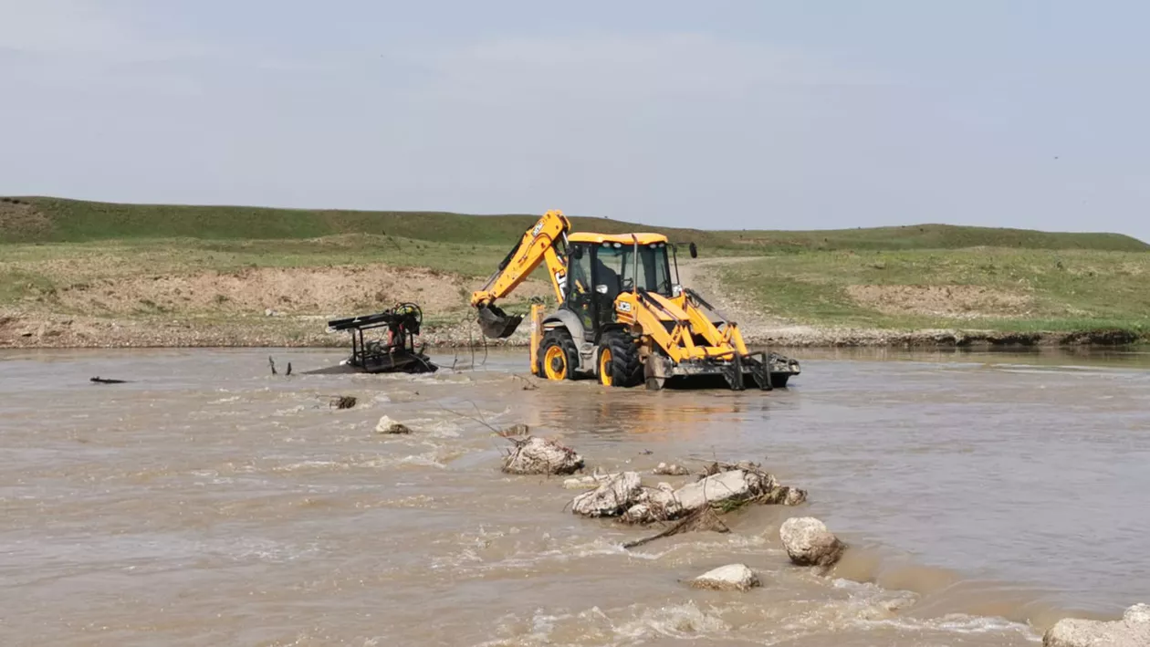 Un bărbat și fiul acestuia au fost salvați după ce au încercat să treacă râul Siret cu o căruţă și au rămas blocați