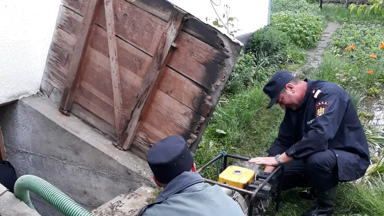 Pompierii militari au intervenit în 20 de județe pentru înlăturarea efectelor negative generate de ploile abundente