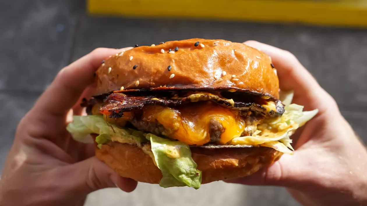 Izolarea l-a transformat într-un monstru. S-a îngrășat 100 de kilograme în timpul pandemiei de coronavirus (GALERIE FOTO)