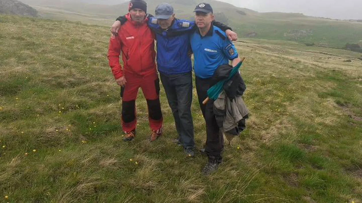 Bătrân rătăcit în munți, salvat după cinci ore de stat în vânt și ploaie